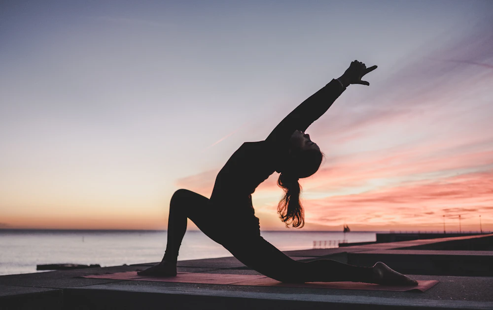 Žena vežba pilates na podlozi